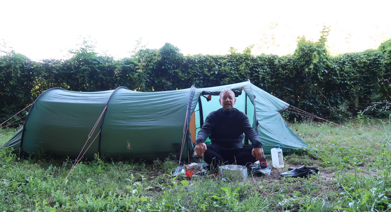 Der Chef kocht Kaffee vorm Zelt