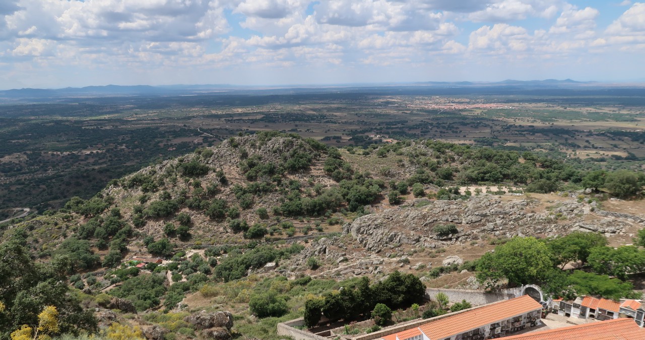 Weiter Blick über die Extremadura vom Burgberg Montánchez