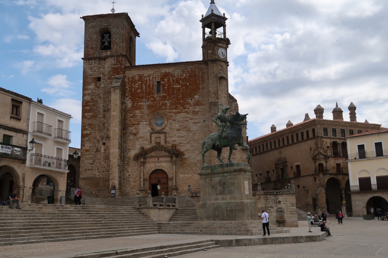 Plaza Mayor mit Pizarro-Denkmal und Iglesia San Martin in Trujillo