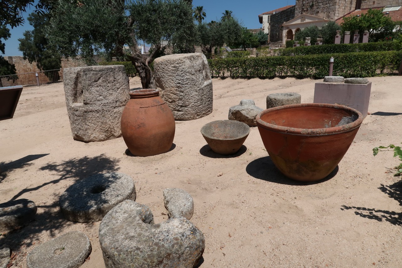 Römische Mühlsteine und Gefäße in der Alcazaba von Mérida