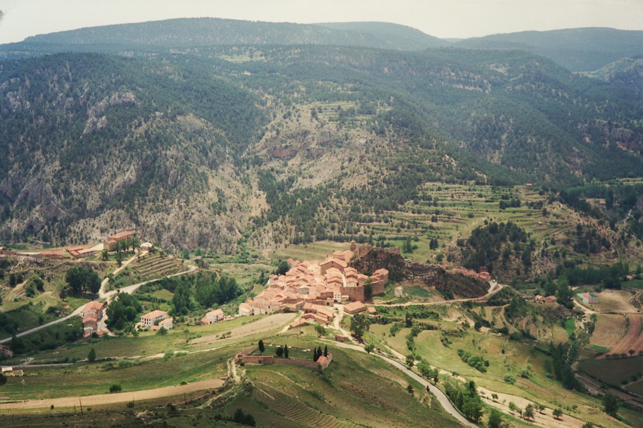 Auf kleinen Straßen durch die Sierras im spanischen Hinterland.