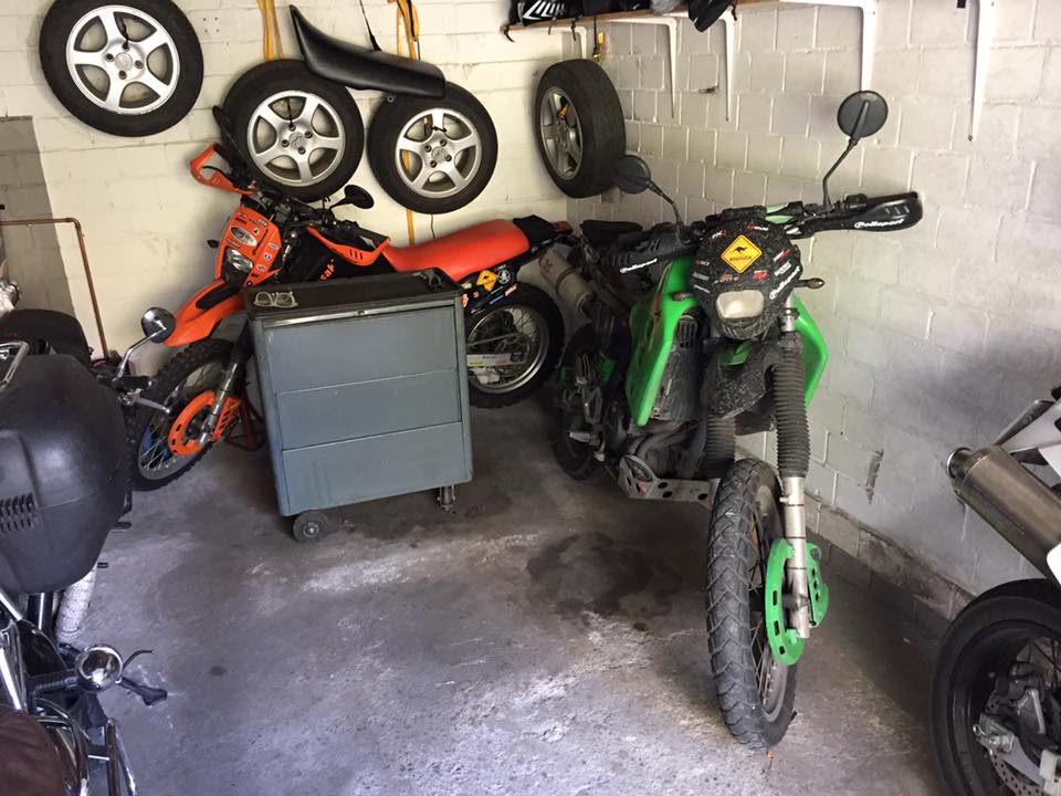 2x KLR 650 Tengai - Offroad Umbau; Orange fährt meine Frau Grün Sohn Nr. 2