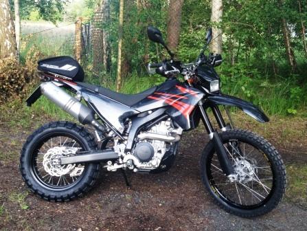 Nochmal WR250X. Mit anderem Profil. <br />Das Vorderrad: XT660 Nabe günstig im Netz gekauft und mit 21 Zoll Felge (nicht preisgünstig) aufspeichen lassen. <br />Hinterrad: Andere Reifenhöhe für die Sumofelge eintragen lassen. Fertig!<br />Schwups  ist die Sumo zur Enduro geworden..........