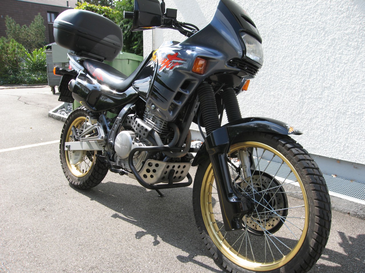 Domi_Front - Kopie.JPG (4.55 MiB) 2414 mal betrachtet Der Sturzbügel muss weg, das brauch ich nicht.
