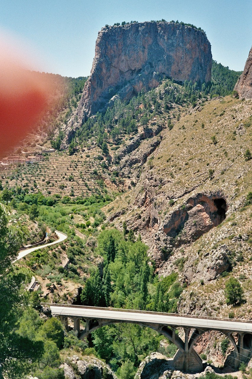 Mein Daumen vor den Felsen bei Ayna