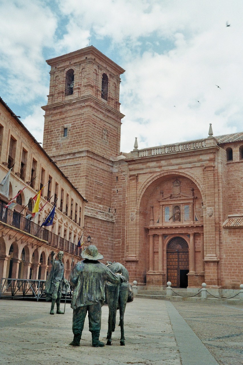 Don Quijote und Sancho Pansa vor der Iglesia de San Andrés