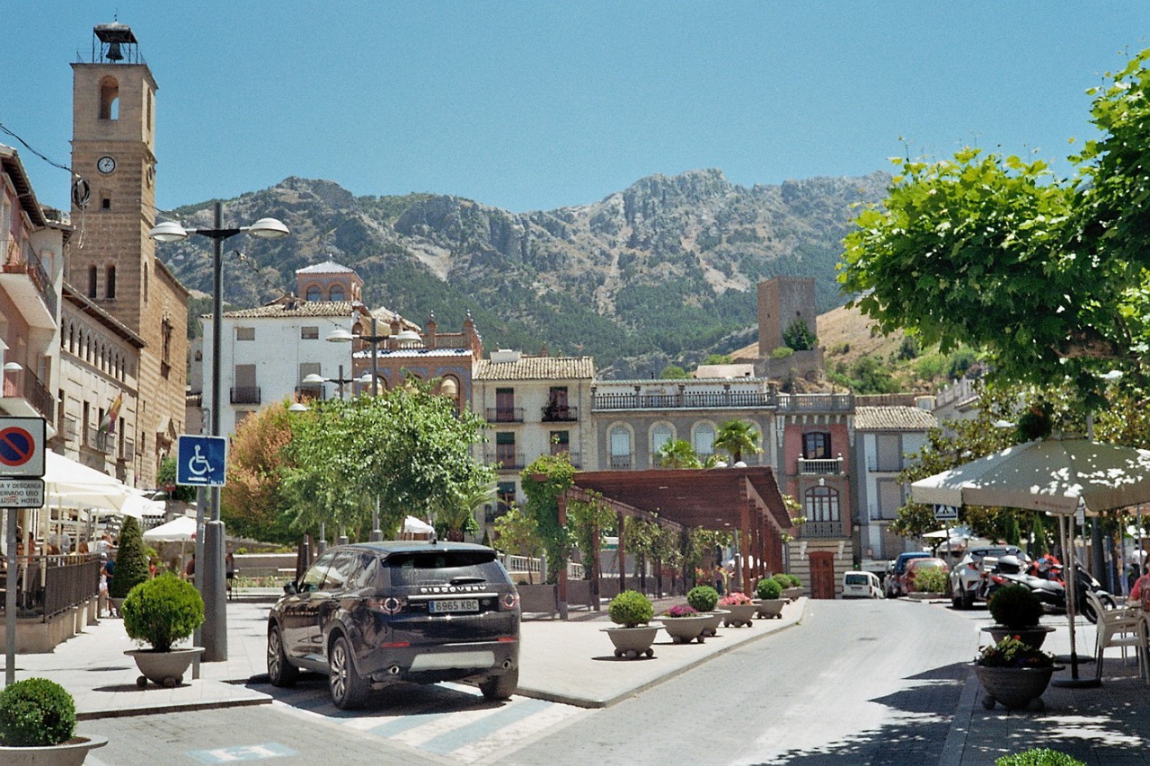 Plaza de la Corredera in Cazorla (ganz rechts die rote Gailtalerin)