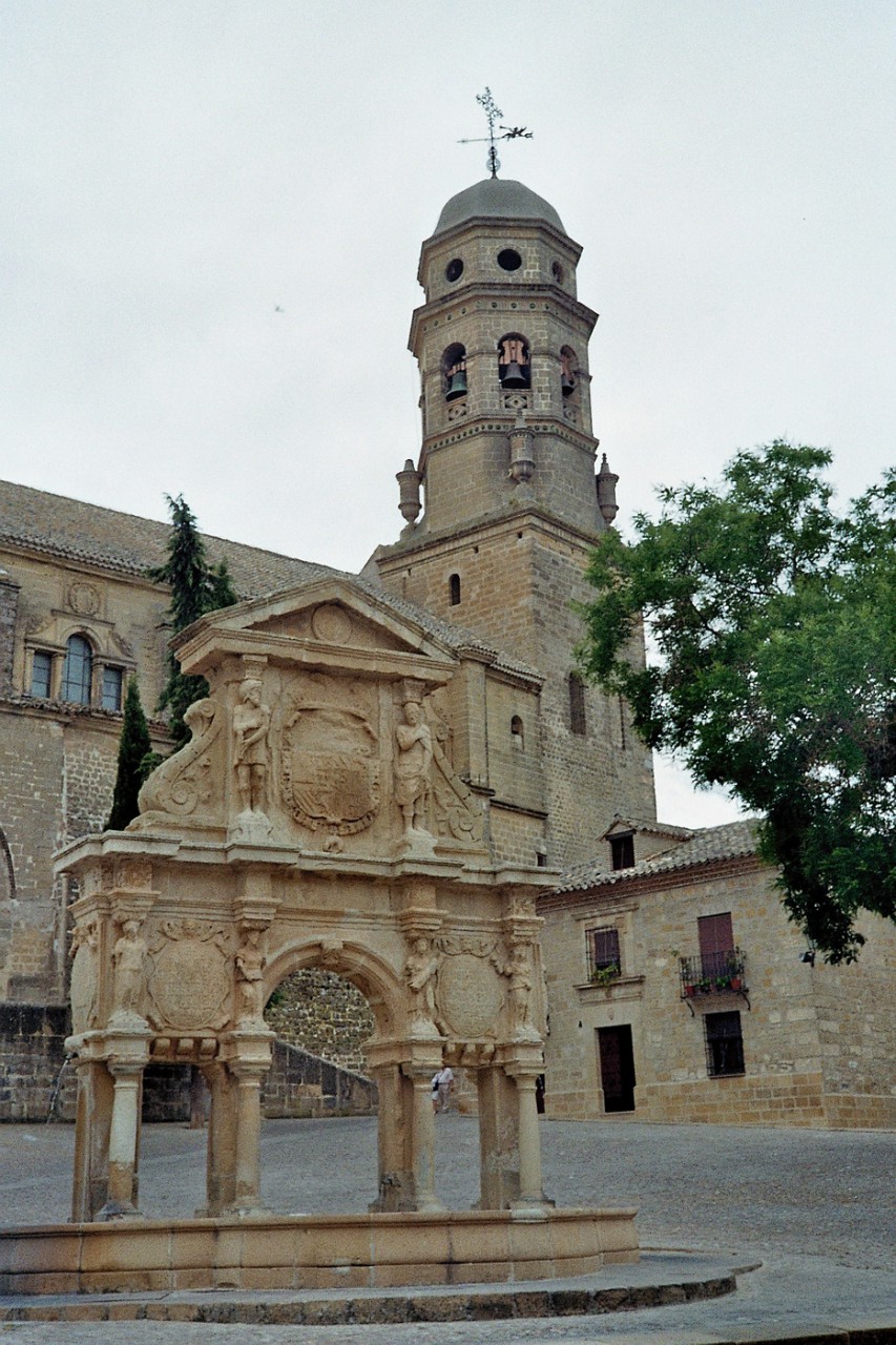 Fuente de Santa Maria vor der Kathedrale von Baeza