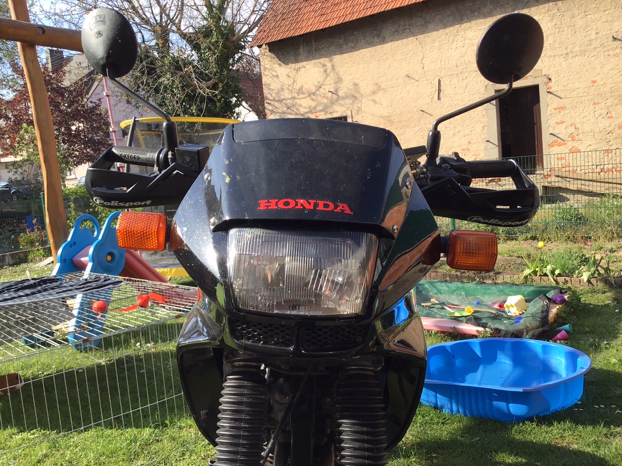 Frontansicht mit montierten Polisport Protektoren