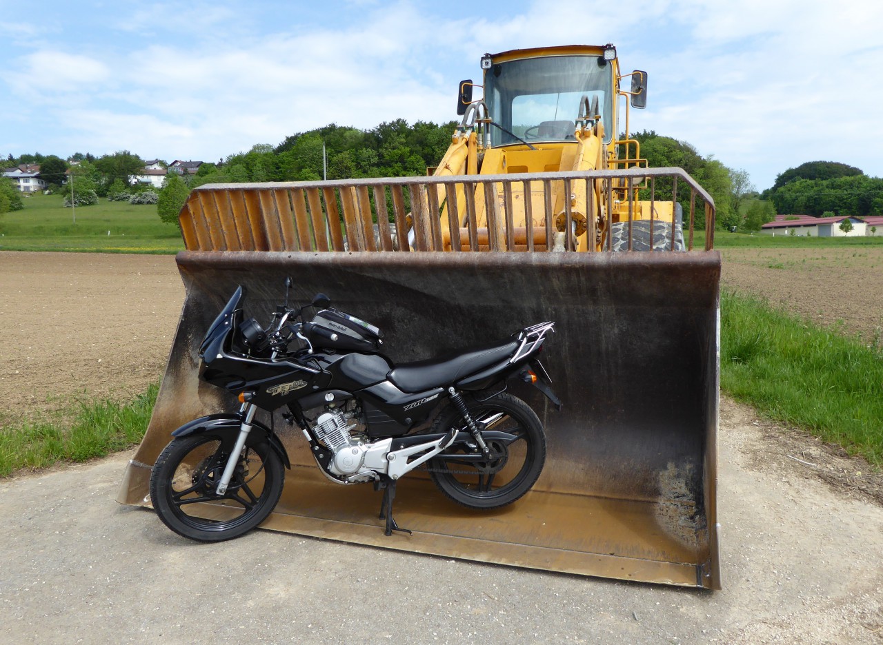 002 Kaelble Radlader mit Yamaha YBR 125 auf der Schaufel.JPG