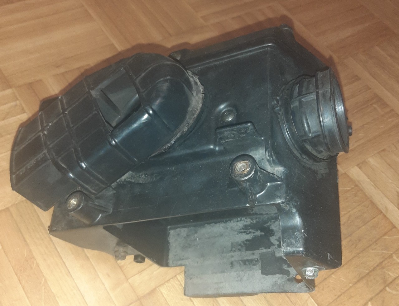 20201216_080428.jpg (1.02 MiB) 2279 mal betrachtet Luftfilterkasten mit (vom Vorbesitzer) aufgesägtem Ansaugstutzen