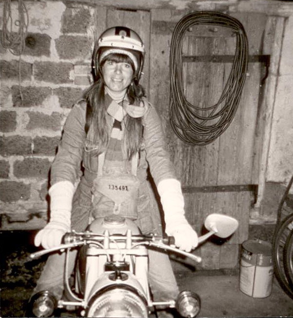 Die Emme im heimischen Stall. Nee, nee: Auf der Spanienreise 1977 besaß Sigrid schon ihre Lederkombi! Aber 1976 waren noch Jeans angesagt.