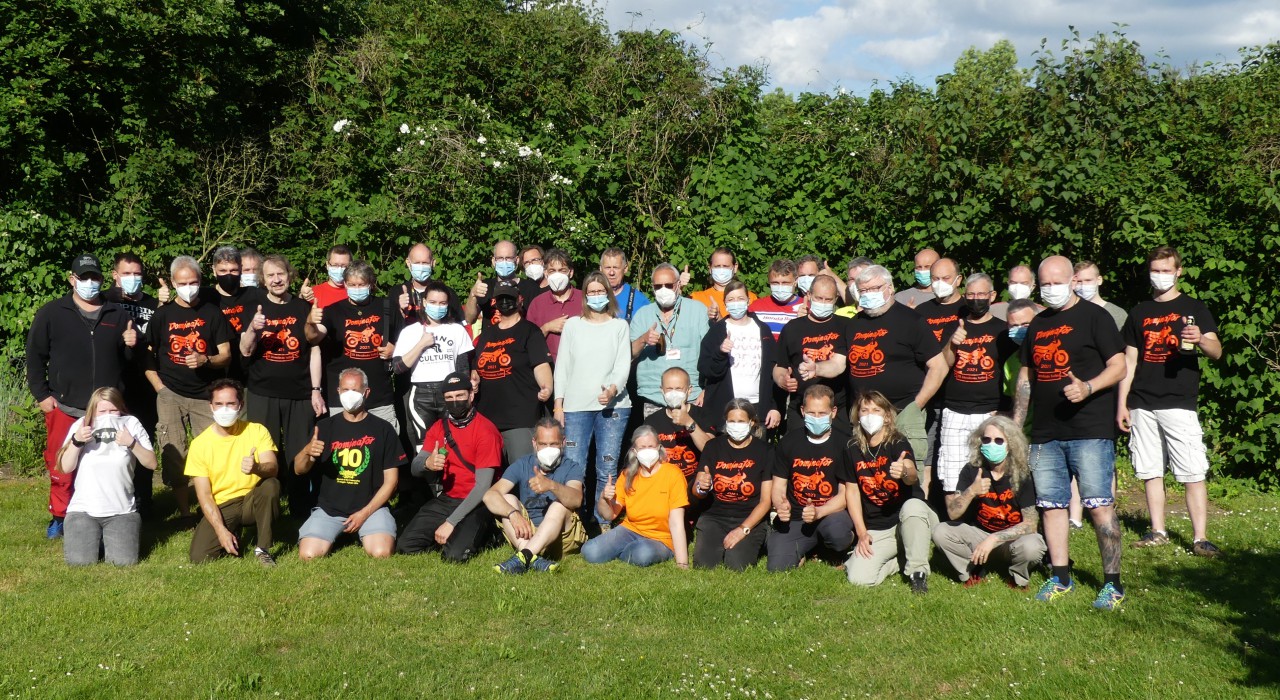 027 Gruppenbild Daumen hoch.JPG