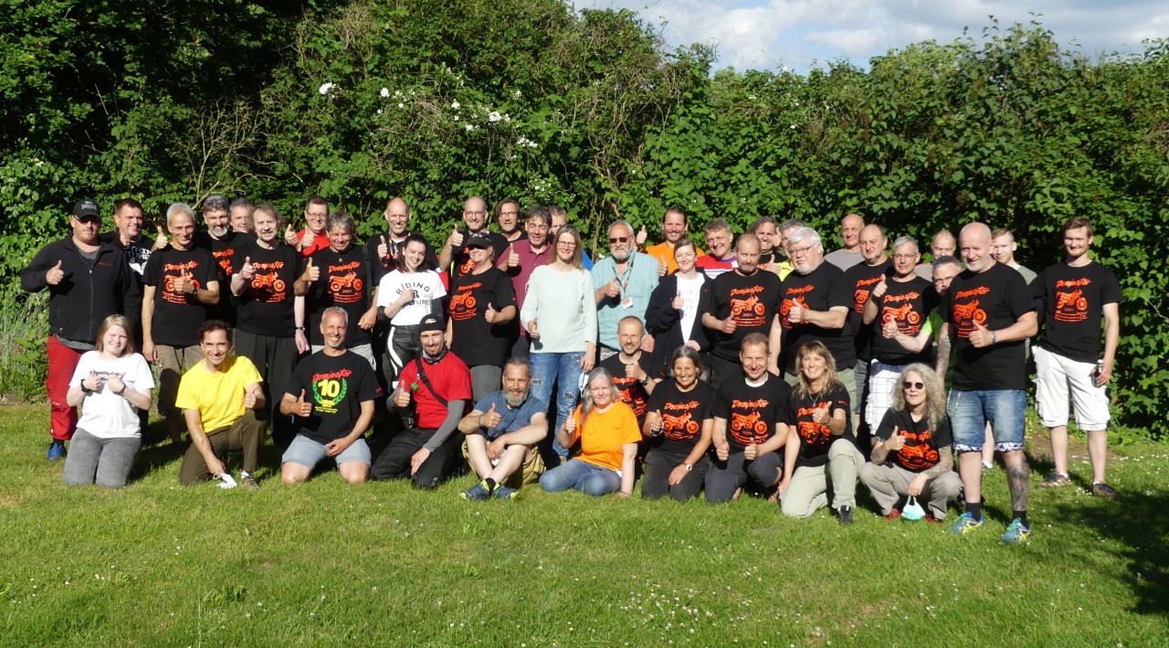 032 Gruppenbild Daumen hoch.JPG