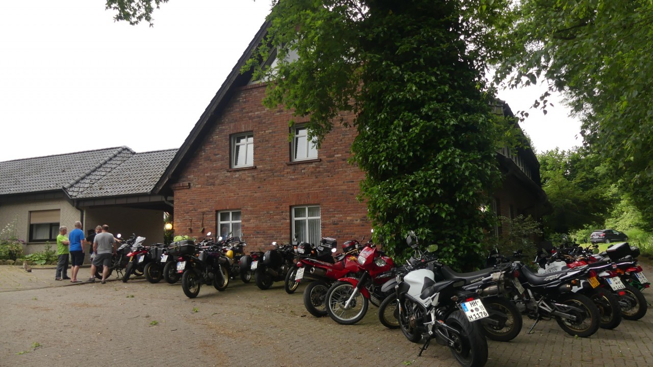 001 Honda Dominator Treffen Haus Mönter-Meyer Bad Laer.JPG