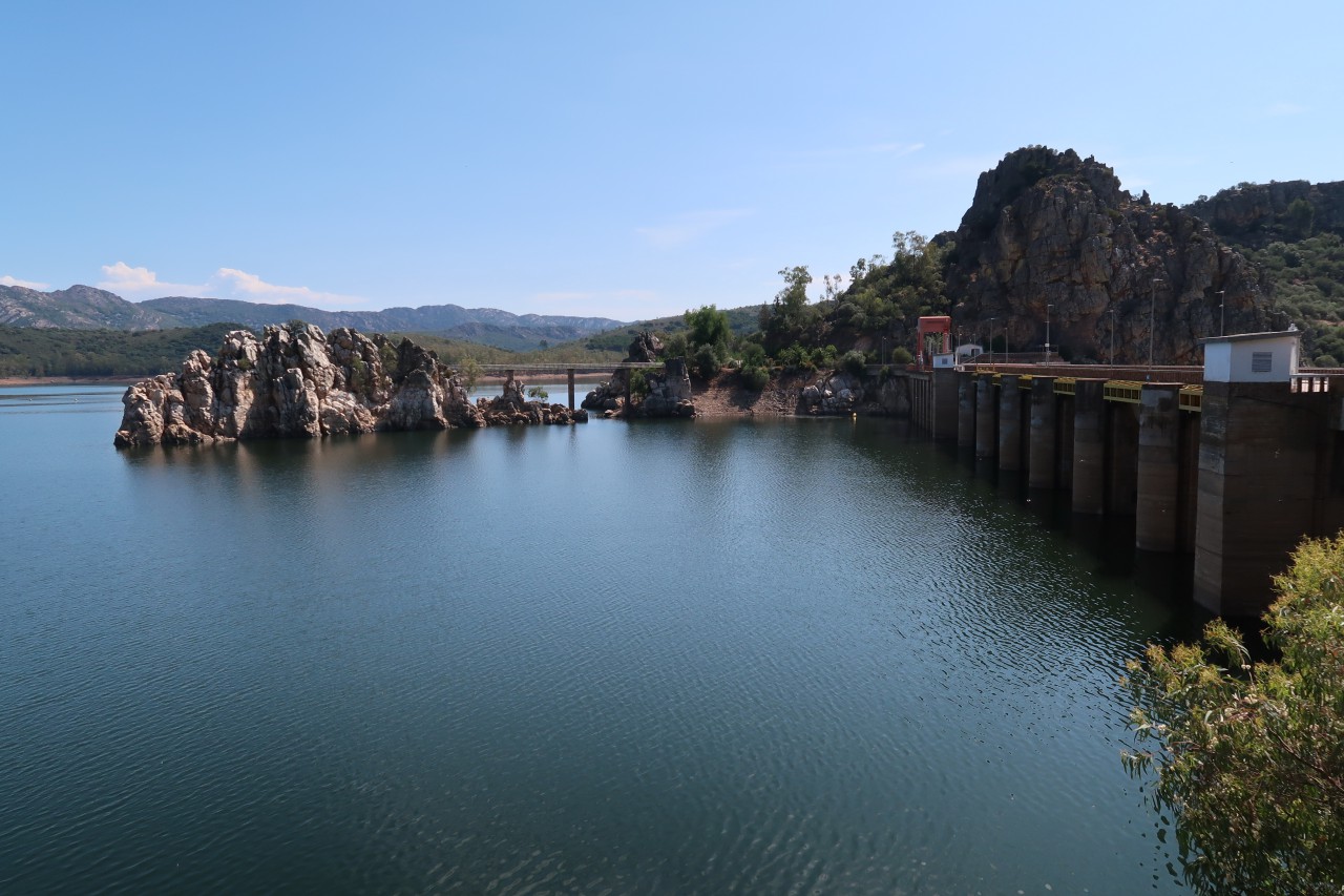 Staumauer bei Puerto Pena