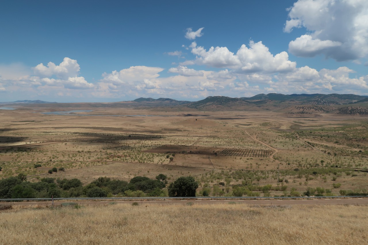 Blick über die menschenleere Extremadura vom Castillo des Capilla