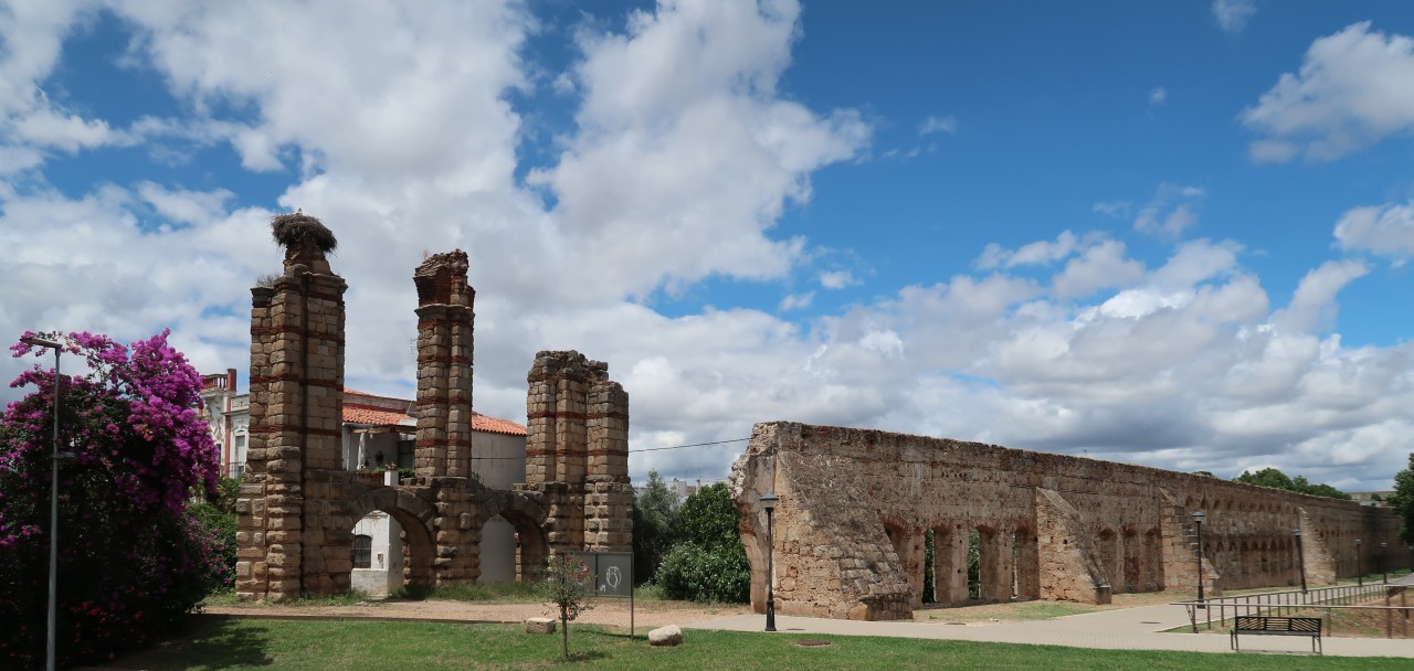 Aquaeducto de San Lorenzo mit Storchennestern