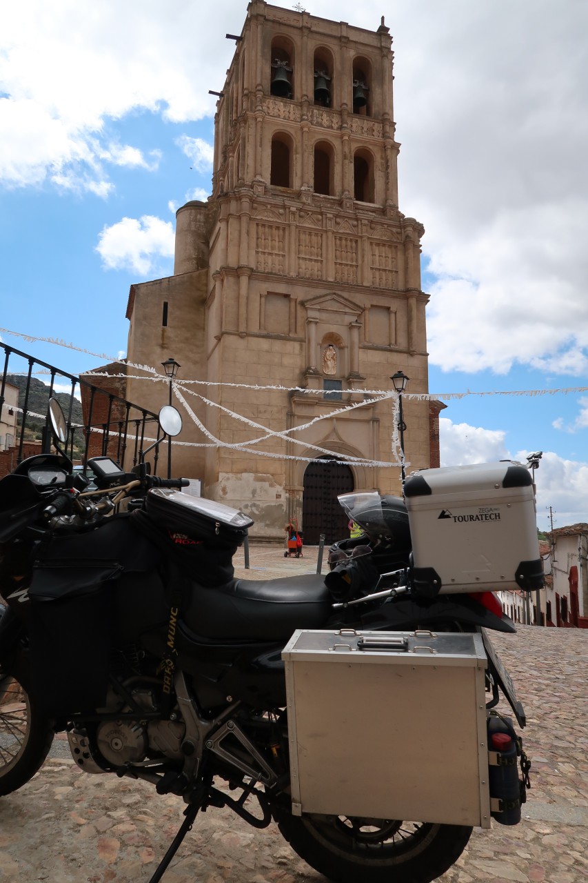 Domi vor der Iglesia Parroquial de la Purísima Concepción in Hornachos