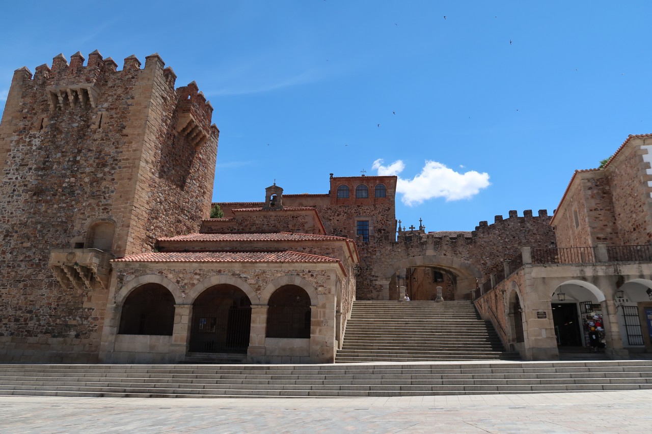 Aufgang zum Stadttor und Ermita de la Paz nördlich der Plaza Mayor in Caceres