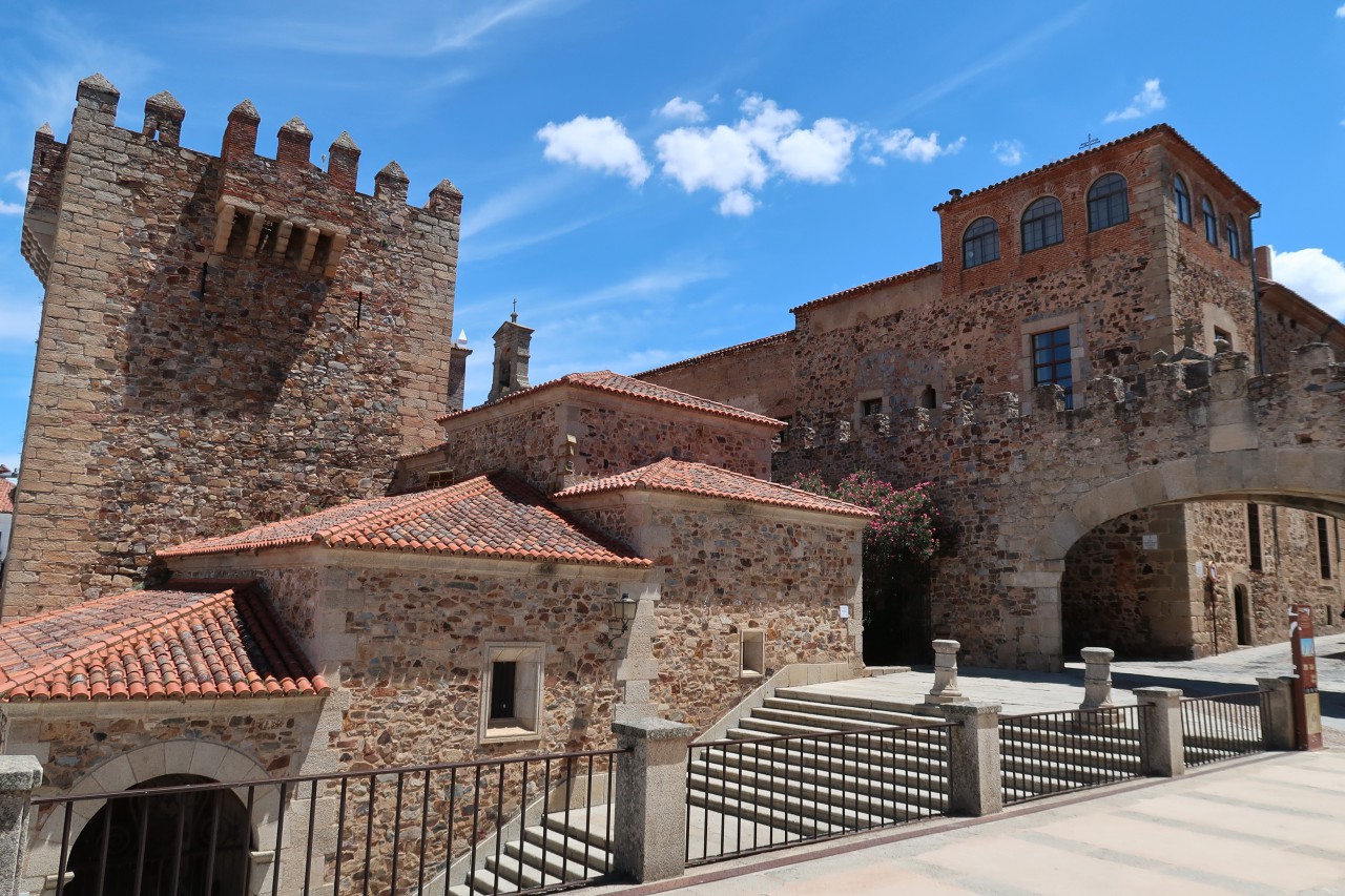 Stadttor und Ermita de la Paz nördlich der Plaza Mayor in Caceres