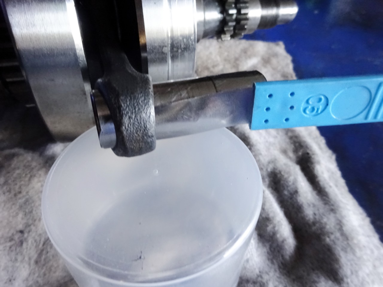 DSC06988.JPG (585.38 KiB) 6624 mal betrachtet an der gezeigten Kurbelwelle ist das Pleuel-Auge ausgelaufen - 'Ölmangel' ... !<br />Auf dem Bild gezeigt hat das obere Pleuel-Auge eine Ovalität von 5/100 mm - das hört man bei betriebswarmen Motor als 'Tickern' ... - der 'Anfang vom Ende' ... ;