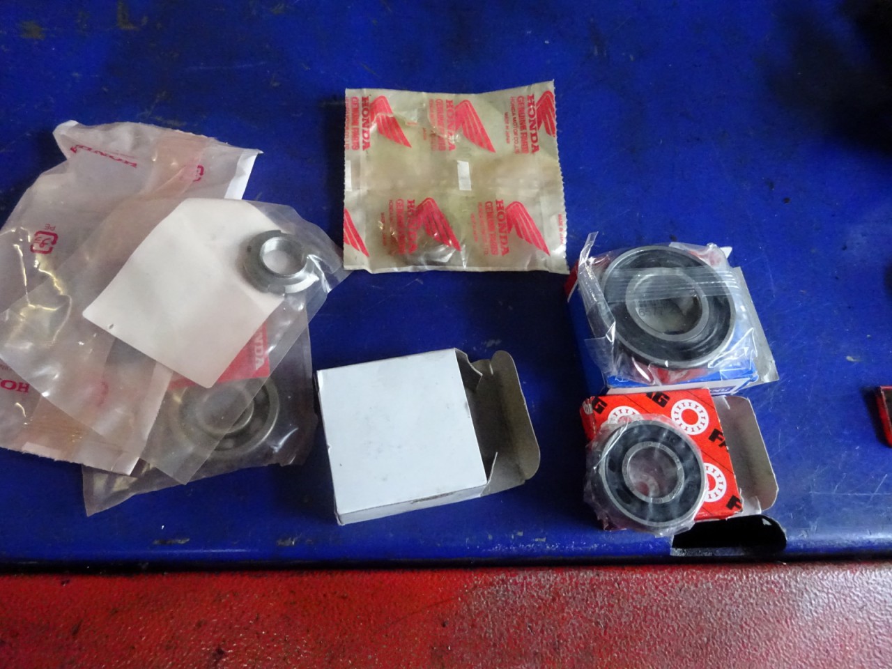 Kugellager NX250-Motor I.jpg (806.17 KiB) 6350 mal betrachtet ... Lager - und andere Motorteile (Muttern Kupplung & Kurbelwelle).