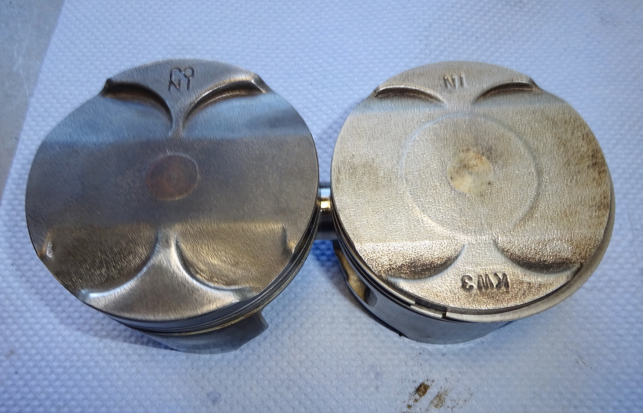 ... links der 'neue' Kolben - ausgesucht nach folgenden Kriterien : Kolbenbolzen-Durchmesser, Kompressionshöhe, Ventil-Größe und -Winkel, Gewicht und im Originalzylinder ebenfalls in einer Nicasil-Beschichtung gelaufen ...