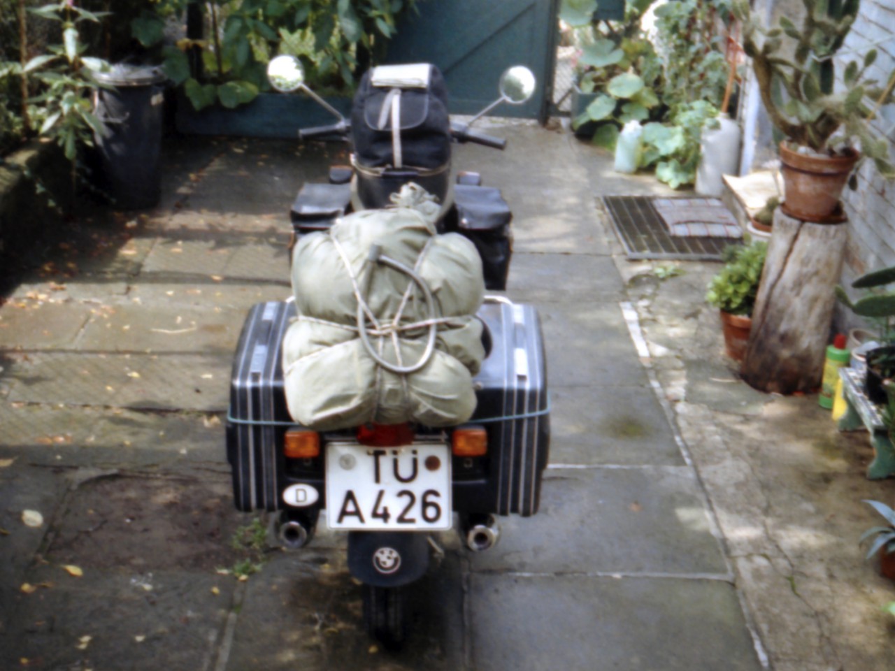 Spanien_01.jpg (2.02 MiB) 4496 mal betrachtet Die Gummikuh wartet vor unserem Bauernhäuschen.