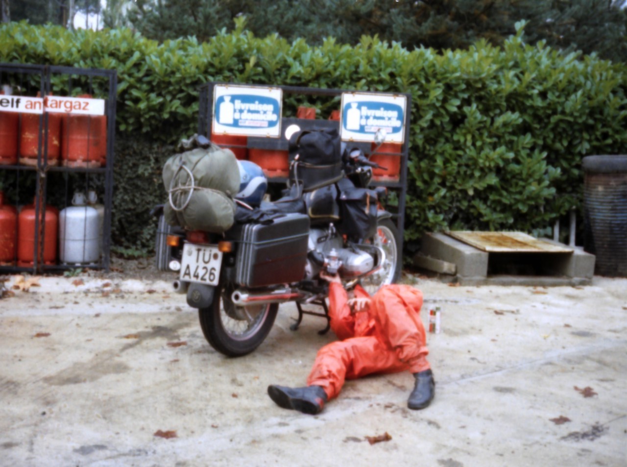 Spanien_08.jpg (2.02 MiB) 4676 mal betrachtet Vergaser-Reparatur an der Tanke.