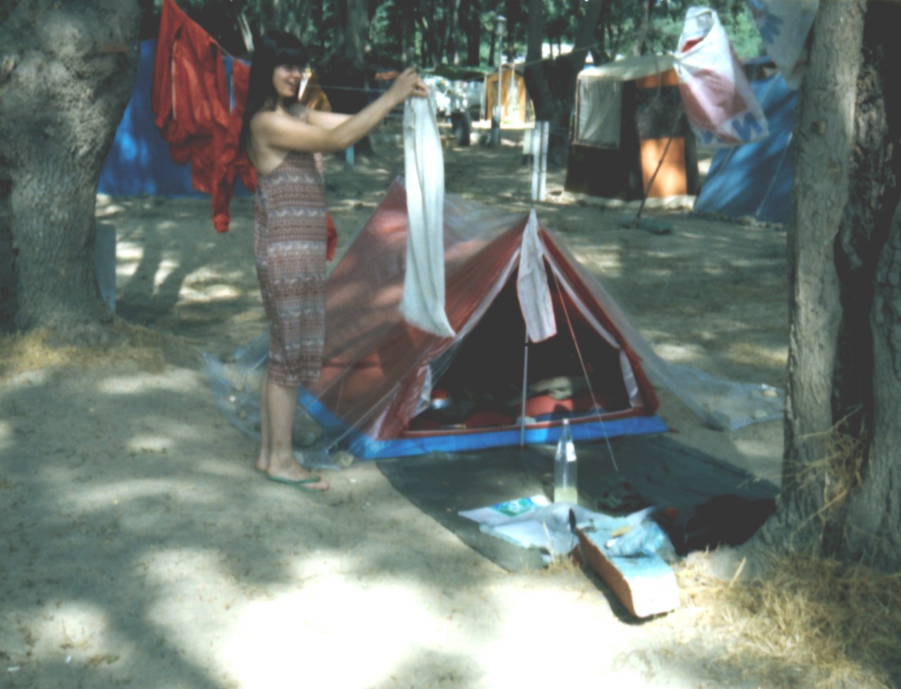 Spanien_12.jpg (631.81 KiB) 4674 mal betrachtet Madame von der Dusche zurück; auf der Wäscheleine die Regenkombis