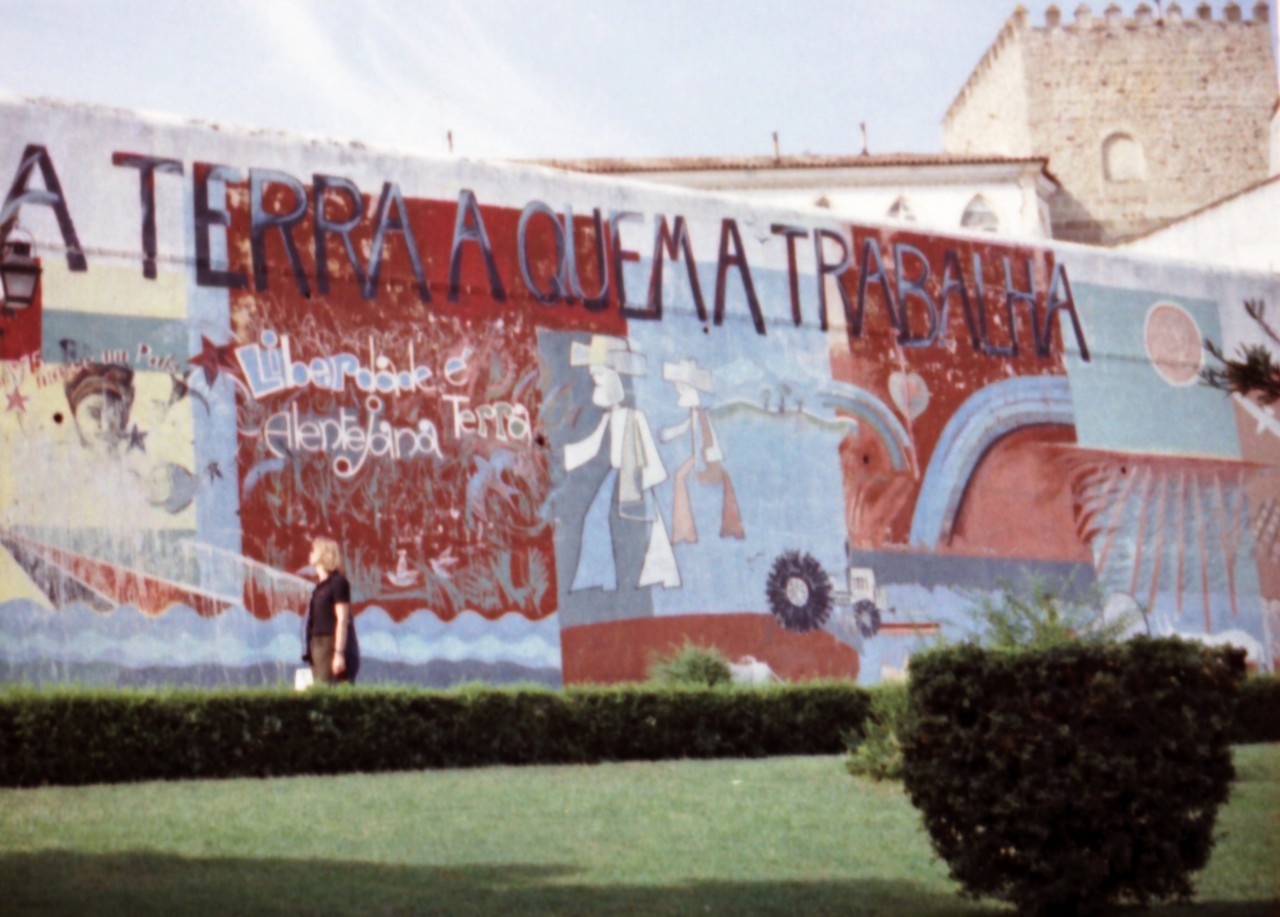Das Graffiti in Evora fordert eine Landreform zugunsten der Besitzlosen.