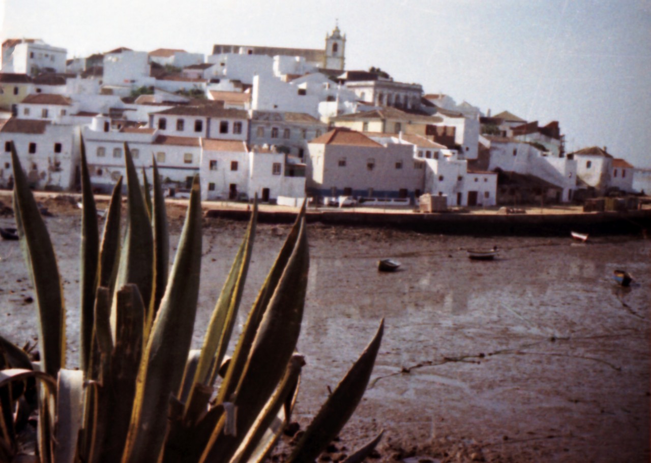 Der Hafen von Ferragudo bei Ebbe