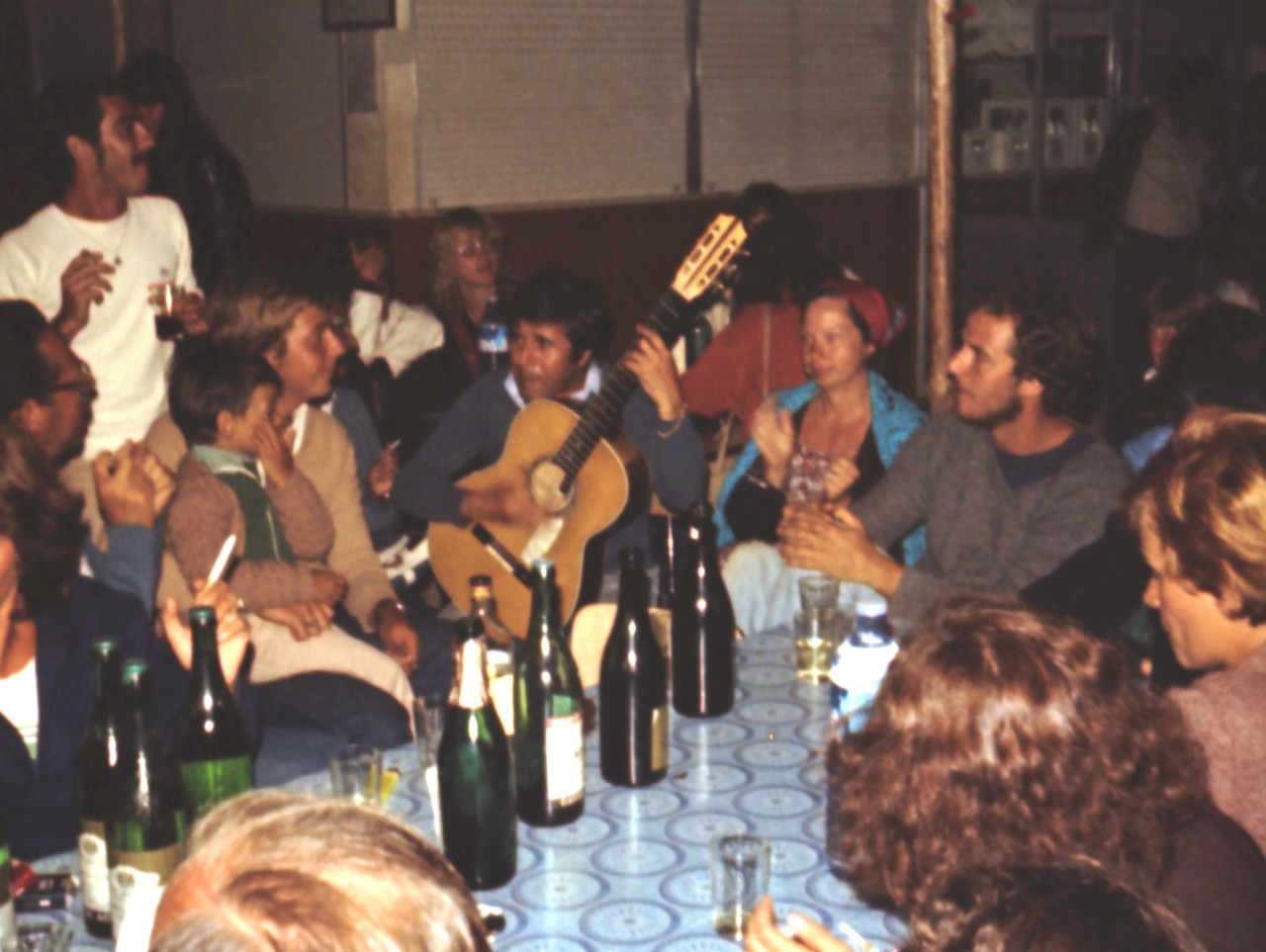 Spanien_24.jpg (592.39 KiB) 4469 mal betrachtet Fröhliche Runde mit „Hähnchen“ (im weißen T-Shirt links)