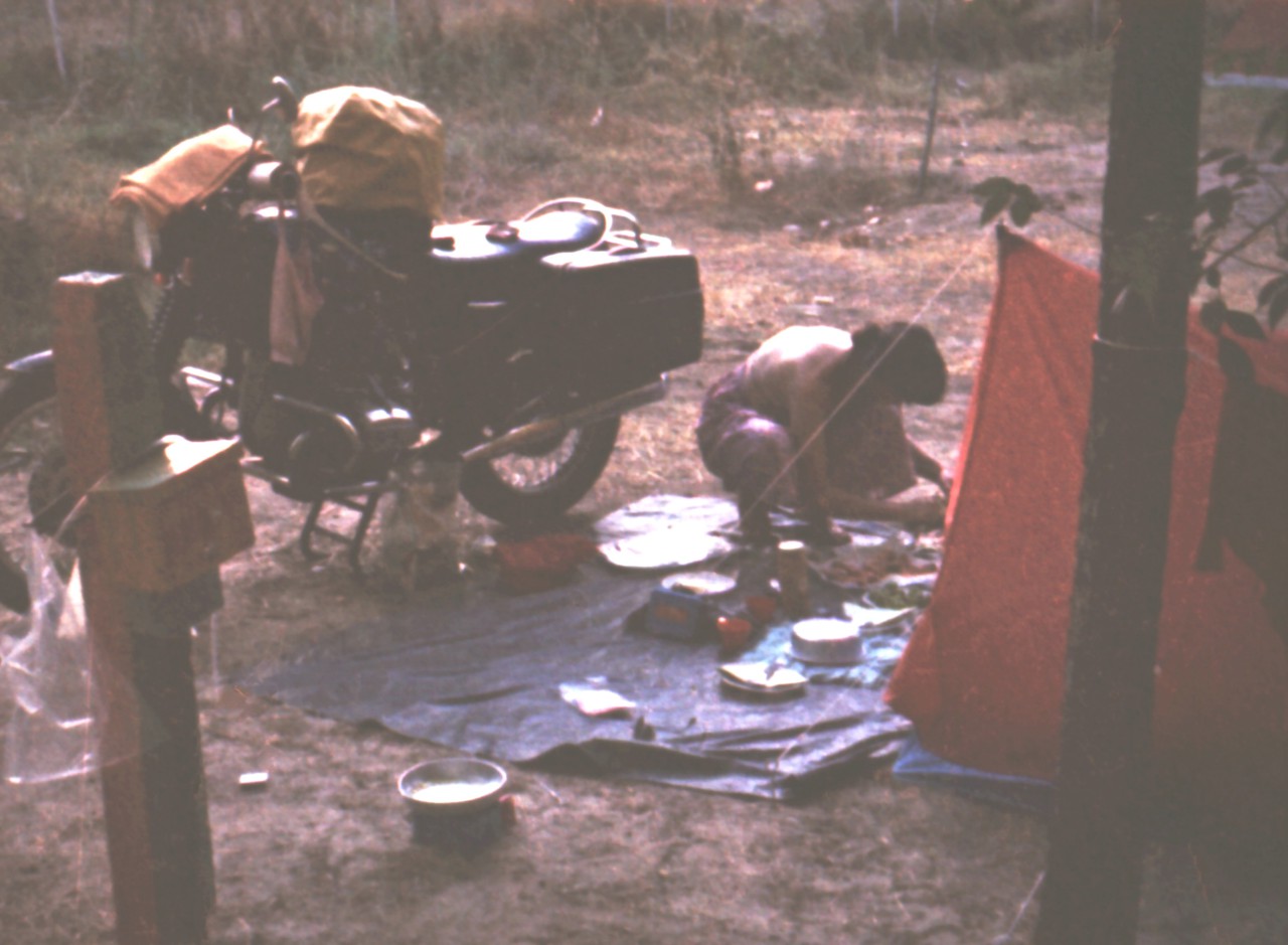 Campingplatz Cordoba im Zwielicht: Sigrid werkelt in der Bordküche.