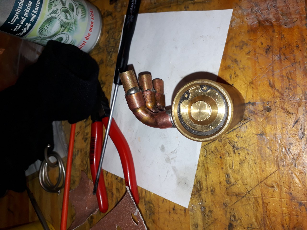 Da Untere Bild zeigt den Schieber, welcher mit der Feder vorgespannt ist und durch den Sicherungsring fixiert wird. Dannach wird das Thermoelement eigesetzt und das Druckstück mit Oring montiert, sowie mit einem zweiten Sicherungsring fixiert.