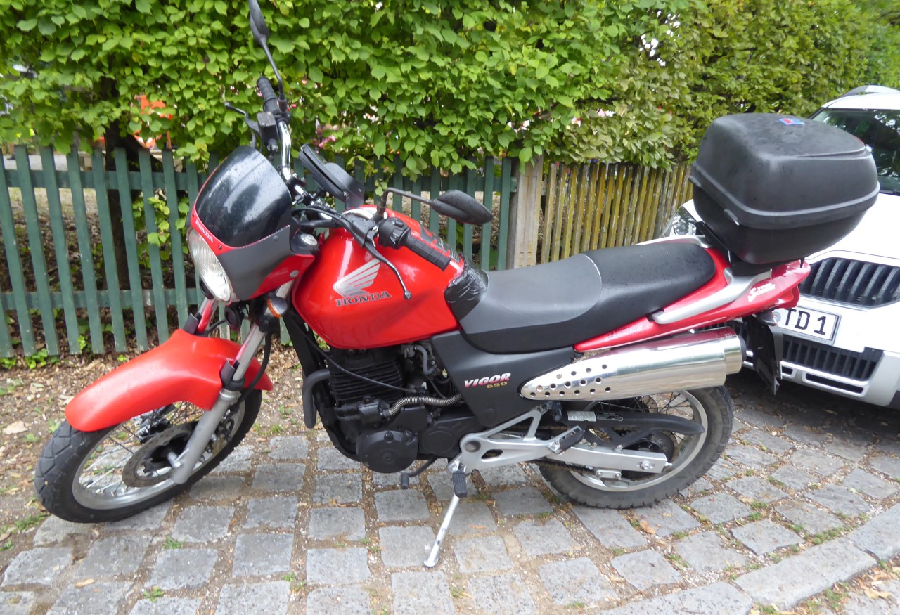 Honda Vigor 650 rot.JPG
