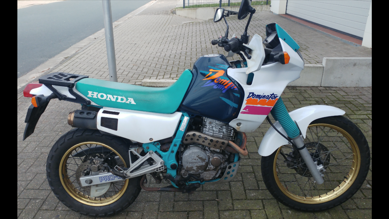 Screenshot_2018-01-14-17-11-34.png (4.41 MiB) 8283 mal betrachtet Zustand beim Kauf. Tank und Verkleidung geben in dieser Kombination kein harmonisches Bild ab, zumal die Teile ja nicht zusammenpassen...