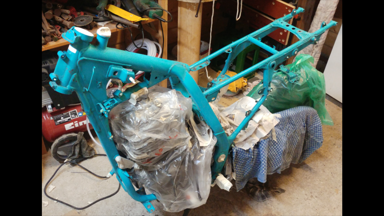 Screenshot_2018-01-14-17-19-06.png (3.83 MiB) 8280 mal betrachtet Den Motor wollte ich gerne drin lassen, also musste ich alles gut abkleben.