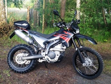 Nochmal WR250X. Mit anderem Profil. <br />Das Vorderrad: XT660 Nabe günstig im Netz gekauft und mit 21 Zoll Felge (nicht preisgünstig) aufspeichen lassen. <br />Hinterrad: Andere Reifenhöhe für die Sumofelge eintragen lassen. Fertig!<br />Schwups ist die Sumo zur Enduro geworden..........