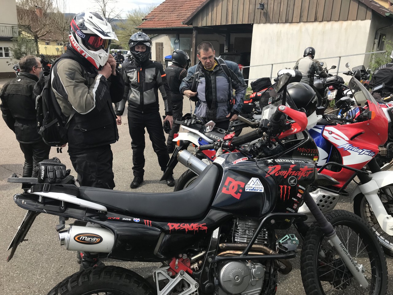 Saruman auf Honda NX 650 Dominator