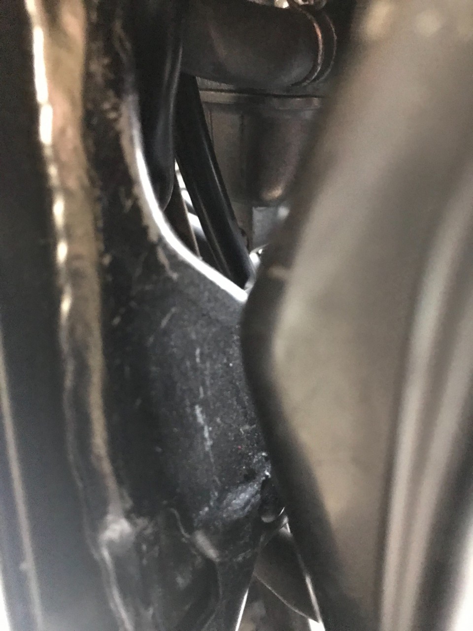 46B2C842-2F85-4A62-9FE6-E208DB302F56.jpeg (607.46 KiB) 5412 mal betrachtet Vergaser mit Eingang Benzinschlauch und weitere Schläuche.