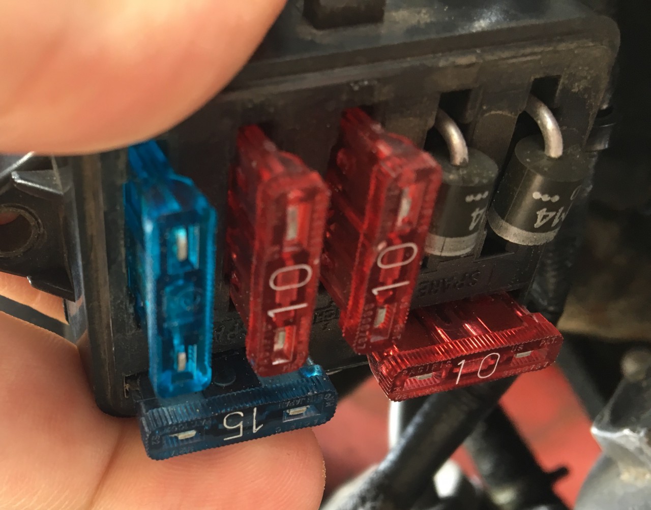2E901796-C30A-42F7-B4AB-4110E29EE056.jpeg (1.15 MiB) 6743 mal betrachtet So sehen die Dioden im Sicherungskasten aus