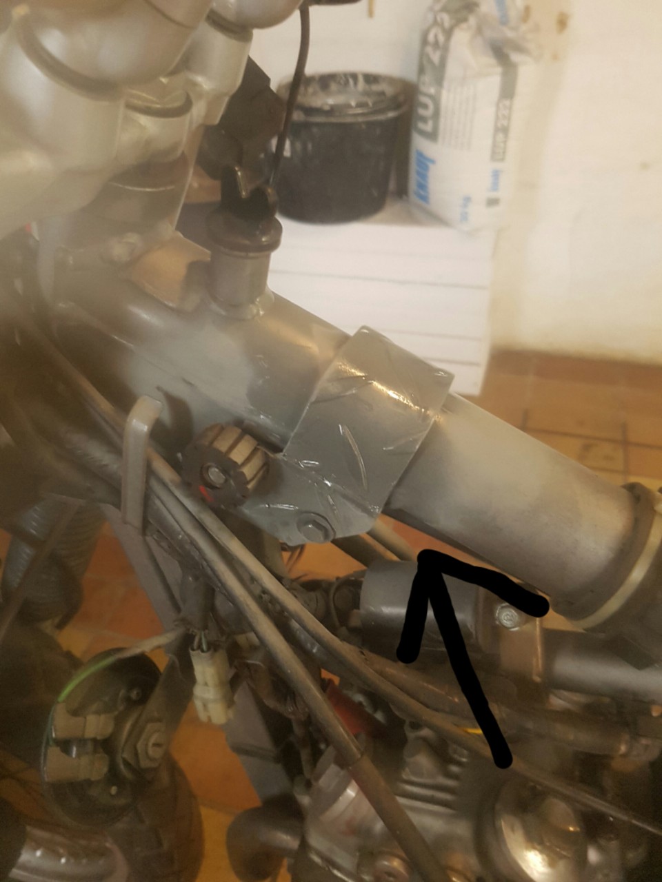 2017-05-08 00.21.23.jpg (3.09 MiB) 4620 mal betrachtet Das Bild hab ich schnell mal stibitzt, dient nur als Beispiel. Da wo der Pfeil ist, ist die CDI untergebracht.